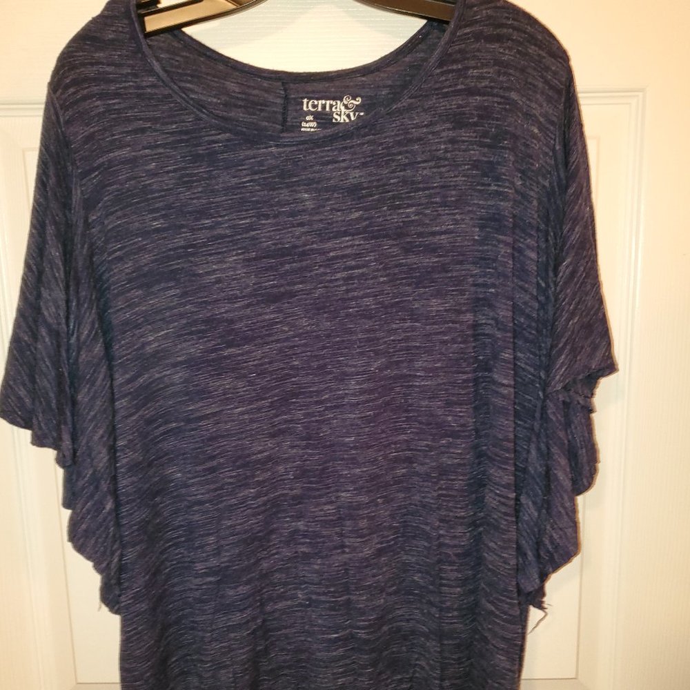 Terra & Skye Navy Knit top with flair sleeves.  Size 0x